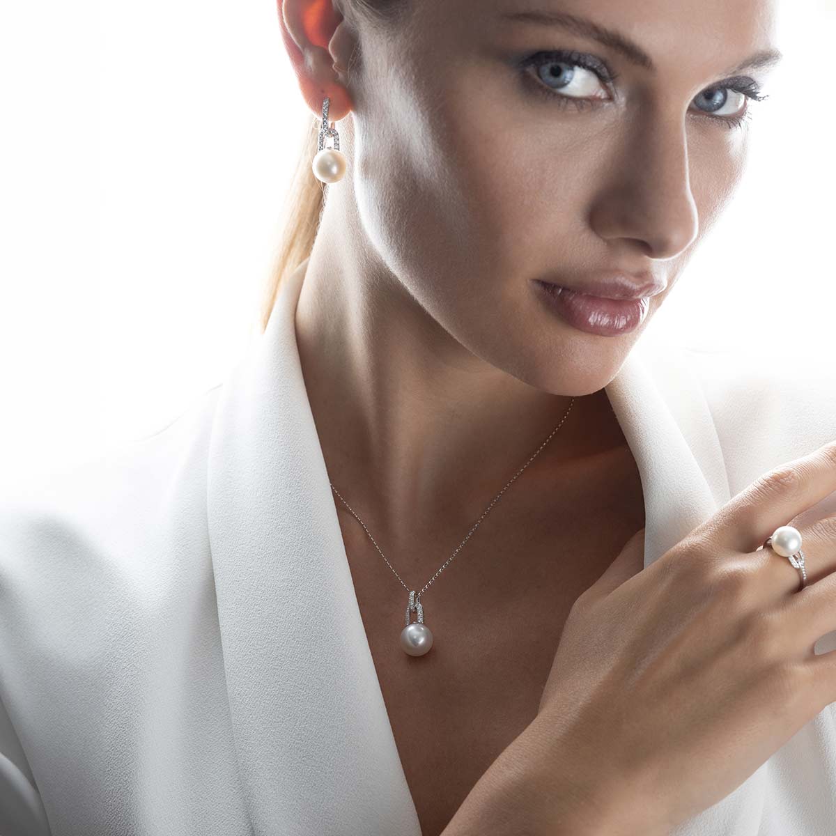 Jazz Pearl and Diamond Link Pendant | Yoko London